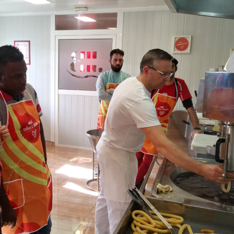 Preparando churros en cursos de churrería